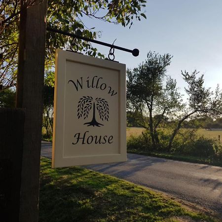 ويست ويتيرينغ Willow House B&B المظهر الخارجي الصورة